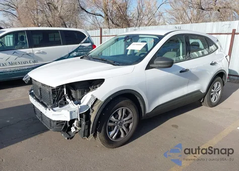 2021 Ford Escape S z USA, uszkodzony, nr VIN 1FMCU9F67MUA94602